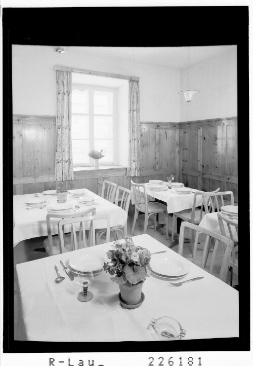 [Speisezimmer im Gasthof zum Kuraten in Gschnitz / Tirol]