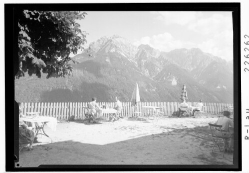 [Blick vom Gasthaus Froneben ob Fulpmes im Stubaital gegen Serles und Kesselspitze / Tirol]