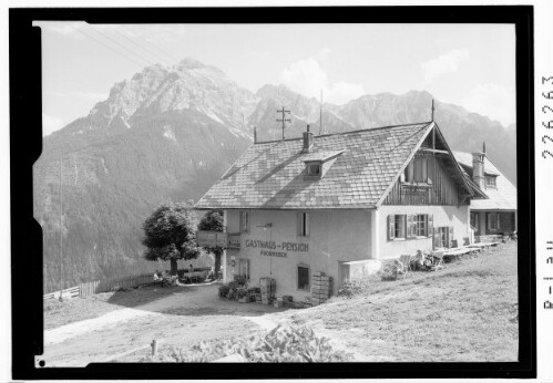 [Gasthaus Froneben ob Fulpmes im Stubaital gegen Serles und Kesselspitze / Tirol]