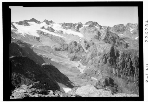 [Stubaier Alpen / Blick auf die Dresdner Hütte mit Stubaier Wildspitze - Daunkögel und Daunköpfe]