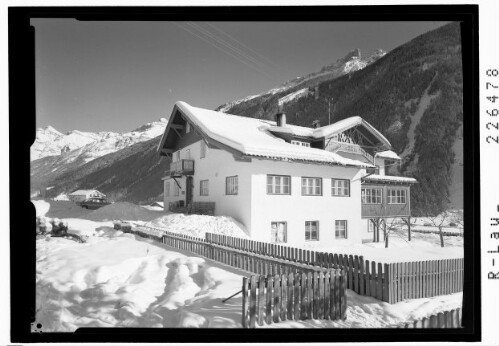 [Gasthof Milders in Milders bei Neustift im Stubaital gegen Serles - Kesselspitze und Elferspitze / Tirol]