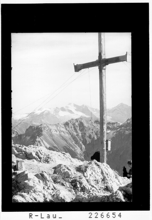 Hoher Burgstall 2613 m / Gipfelkreuz gegen Olperer 3480 m
