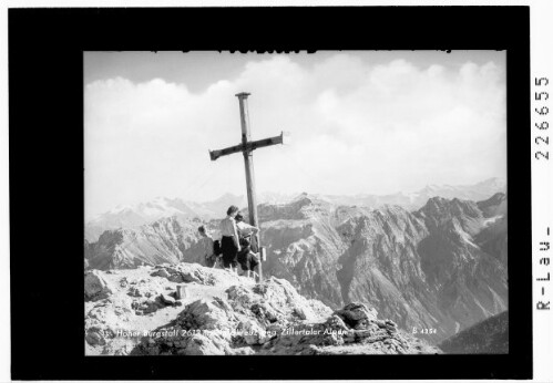 Hoher Burgstall 2613 m / Gipfelkreuz gegen Zillertaler Alpen