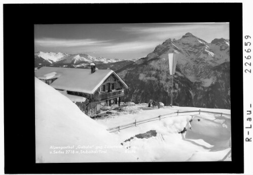 Alpengasthof Galtalm gegen Zillertaler Alpen und Serles 2718 m / Stubaital / Tirol : [Bergasthof Galtalm gegen Serles und Tuxer Alpen]
