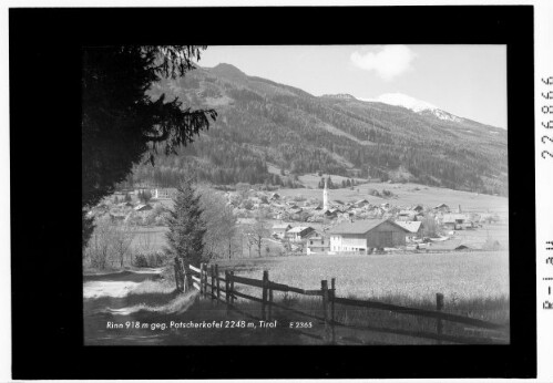 Rinn 918 m gegen Patscherkofel 2248 m / Tirol