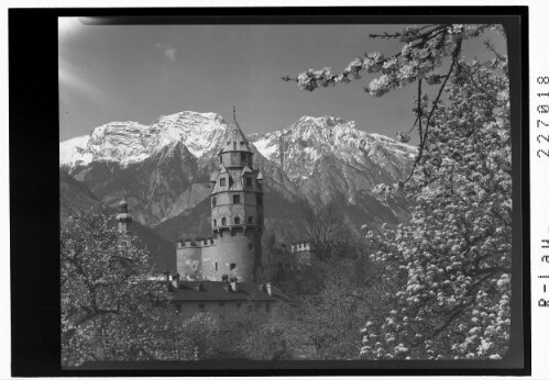 [Münzerturm in Hall in Tirol gegen Bettelwurf und Hohe Fürleg]