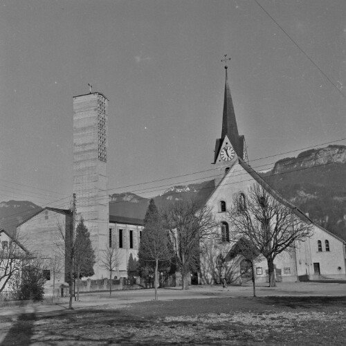 Altach, alte und neue Kirche