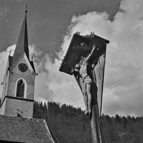 Bizau, St. Valentinkirche mit Feldkreuz