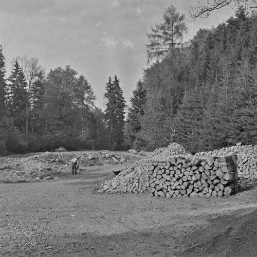 Gebhardsberg, Holzstapel und Pflastersteinhaufen