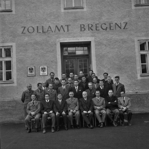 Gruppenbild vor dem Zollamt Bregenz
