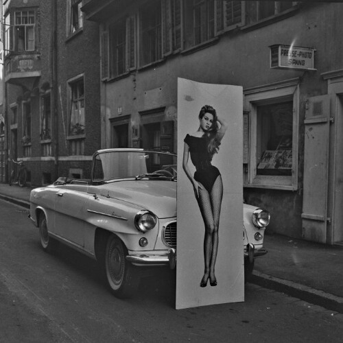 Skoda Cabrio mit Pin-Up Plakat vor dem Geschäft Presse-Photo Spang, Weiherstraße