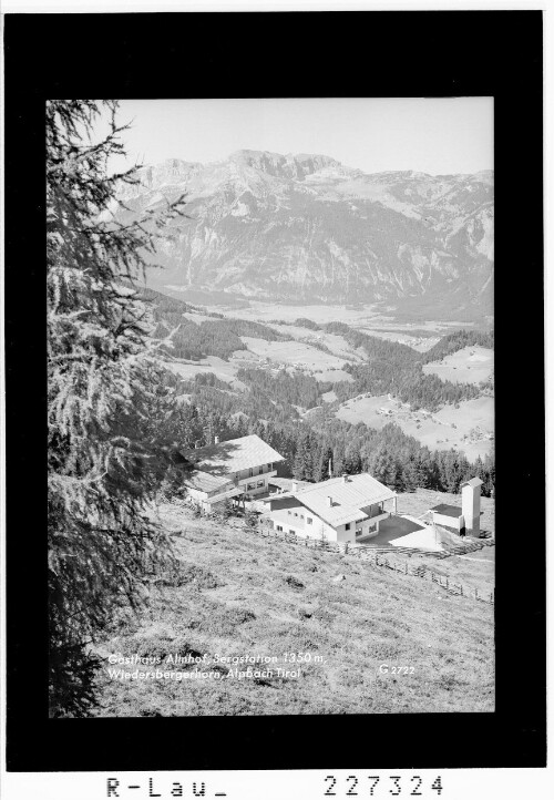 Gasthaus Almhof / Bergstation 1350 m / Wiedersbergerhorn / Alpbach / Tirol : [Wiedersbergerhornbahn / Mittelstation Kriegalm mit Gasthof Almhof gegen Rofangruppe]