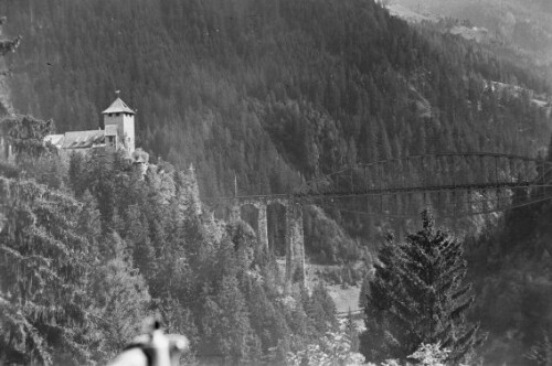 Schloss Wiesberg mit Trisannabrücke