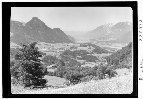 [Blick auf Reith im Alpbachtal gegen Reither Kogel - Stubaier Alpen und Karwendelgebirge mit Hochnisslspitze / Tirol]