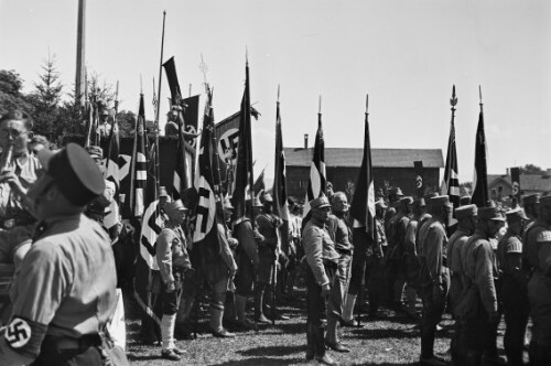 Hitlertage in Kempten, vor den Tribünen während des Deutschlandliedes