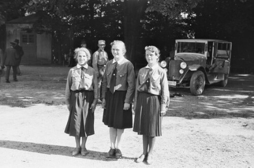 Hitlertage in Kempten, drei vom Bund-Deutscher-Mädchen