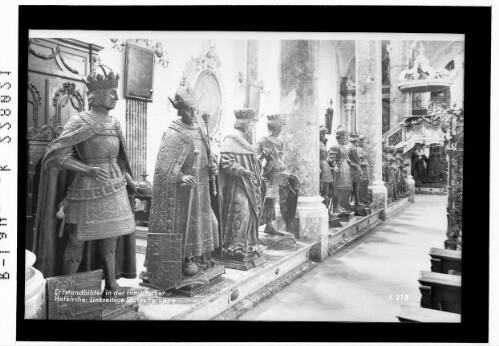 Erzstandbilder in der Innsbrucker Hofkirche / linksseitige Statuengruppe