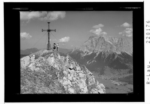 [Grubigstein - Gipfel mit Blick auf Ehrwald und Zugspitze / Tirol]