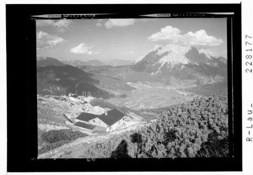 [Grubigsteinhütte mit Blick auf Lermoos - Ehrwald und Zugspitze / Tirol]