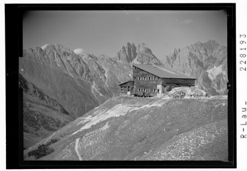 [Tribulaunhütte gegen Kalkwand und Kirchdachspitze / Tirol]