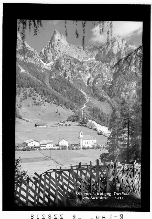 Gschnitz in Tirol gegen Torsäule und Kirchdach