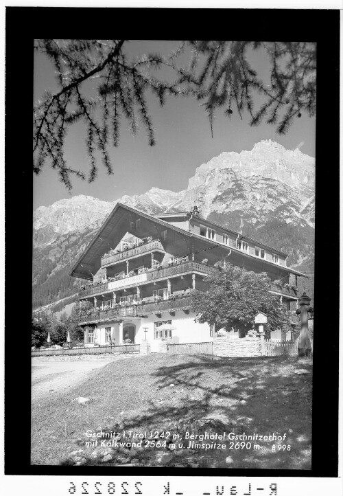 Gschnitz in Tirol 1242 m / Berghotel Gschnitzerhof mit Kalkwand 2564 m und Ilmspitze 2690 m