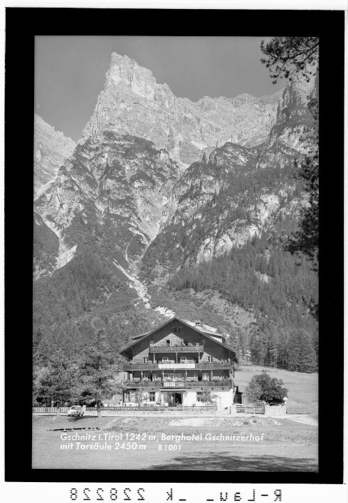 Gschnitz in Tirol 1242 m / Berghotel Gschnitzerhof mit Torsäule 2450 m