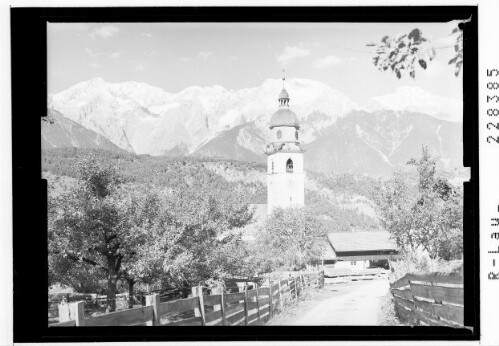 [Pfarrkirche in Stams gegen Mieminger Gebirge / Tirol]