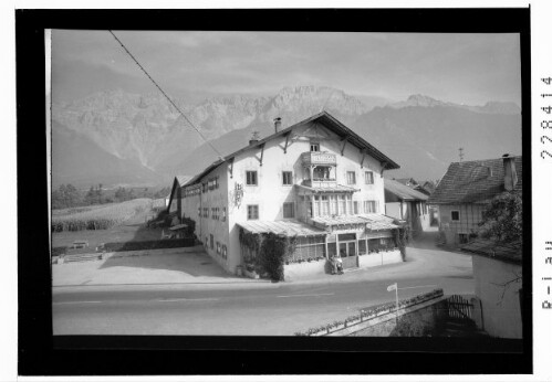 [Gasthof zur Post in Obermieming gegen Mieminger Gebirge / Tirol]