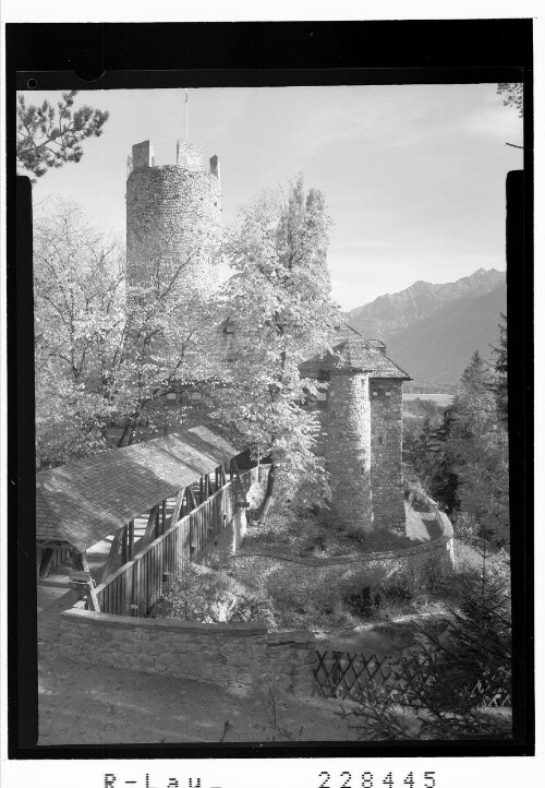 [Schloss Klamm am Mieminger Plateau gegen Rietzer Grieskogel Tirol]