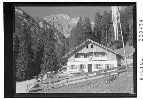 [Lehnberghütte ob Obsteig am Mieminger Plateau gegen Grünstein / Tirol]