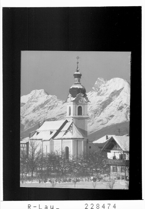 [Pfarrkirche in Oberperfuß gegen Hochwand und Hohe Munde / Tirol]