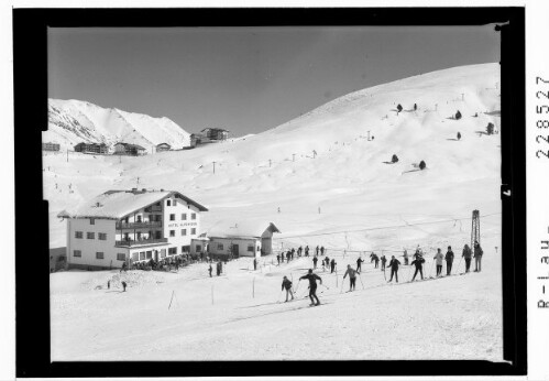 [Hotel Alpenrose mit Schlepplift im Kühtai gegen Schartenkogel / Tirol]