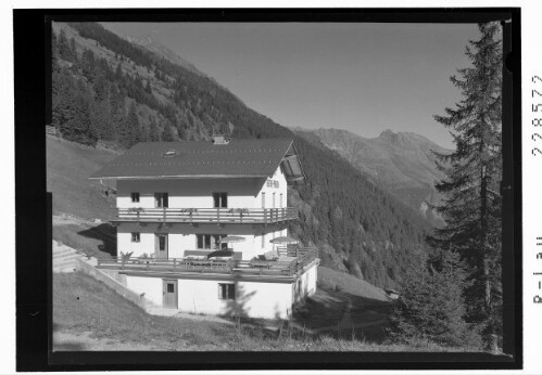 [Gasthof Waldfrieden bei Praxmar im Lüsenstal gegen Weißstein und Rosskogel / Tirol]