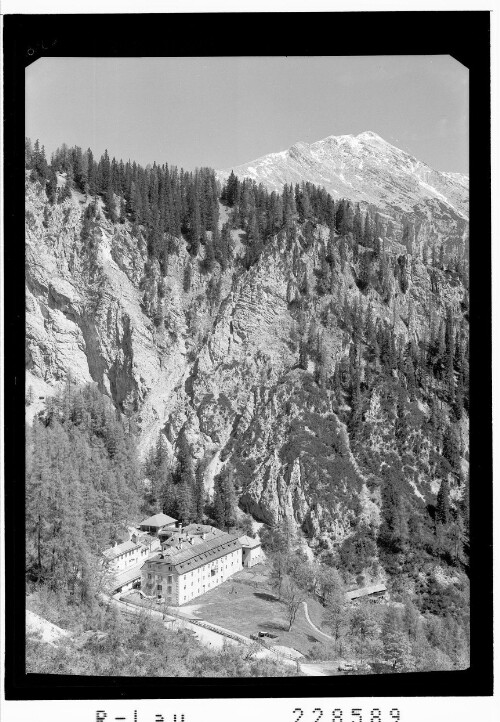 [Herrenhäuser im Halltal gegen Speckkarspitze / Tirol]