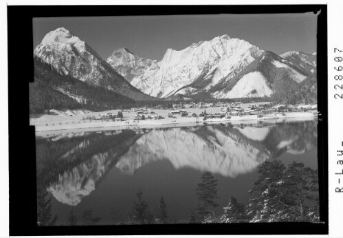 [Pertisau am Achensee gegen Karwendelgebirge mit Sonnjoch / Tirol]