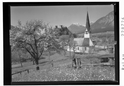 [Kirche in St. Gertraudi mit Ruine Kropfsberg gegen Stanserjoch / Tirol]