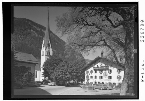 [Mayrhofen im Zillertal / Dorfplatz mit Gasthof Kramerwirt und Pfarrkirche / Tirol]