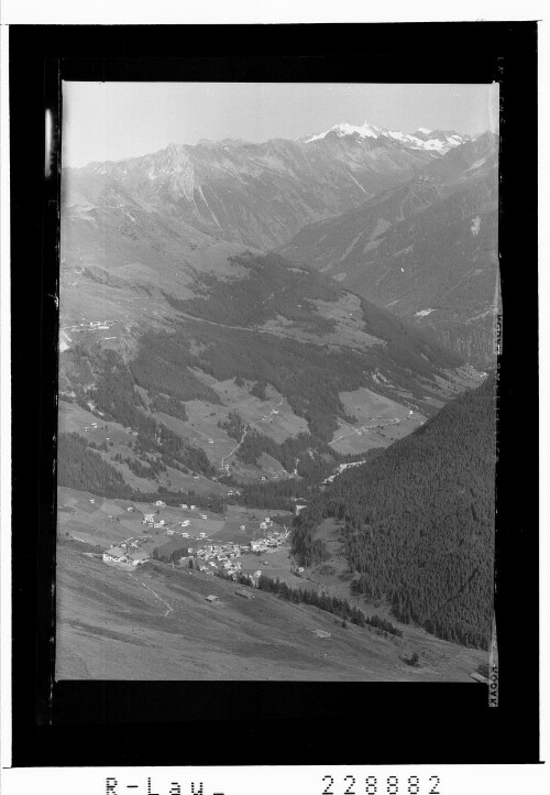 [Blick von der Grüblspitze auf Vorderlanersbach und zur Reichenspitze / Tirol]