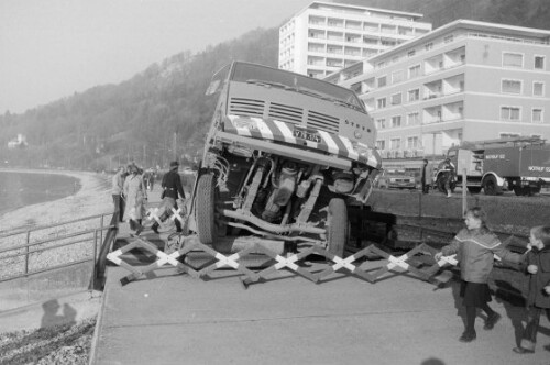 Kehrmaschine stürzt auf der Pipeline in Bregenz in den Tannenbach