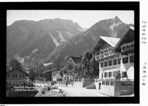 Gasthof Pension zur Lilie / Höfen bei Reutte in Tirol : [Gasthaus Lilie in Höfen gegen Gaichtspitze und Hornbergl]