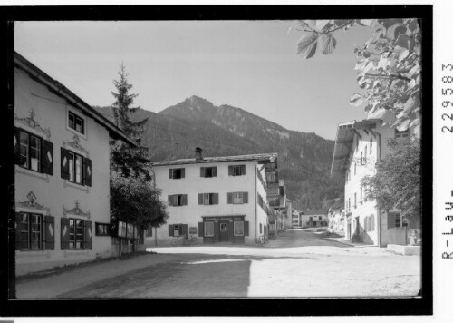 [Stadtplatz in Vils im Ausserfern gegen Vilser Kegel / Tirol]