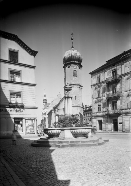 Seekapelle mit Brunnen