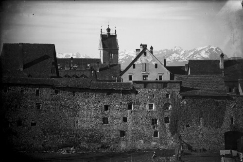 Bregenzer Stadtmauer mit Pfarrkirche St. Gallus im Hintergrund