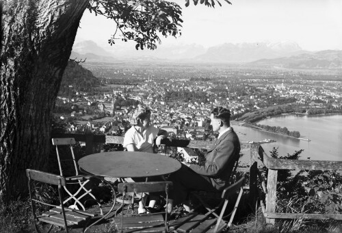 Zwei Personen am Haggen mit Bregenz im Hintergrund