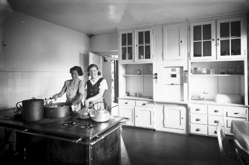 Zwei Frauen in der Küche des Müttererholungsheims 