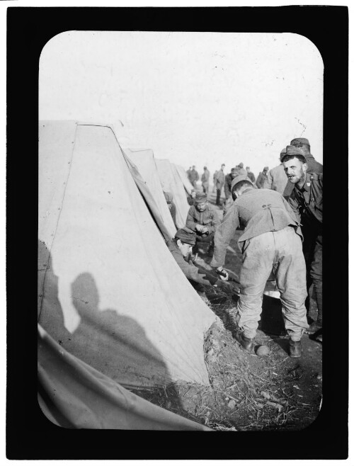 In Kriegsgefangenschaft, Verteilung der Suppe im Sammellager/Zeltlager Castenedolo