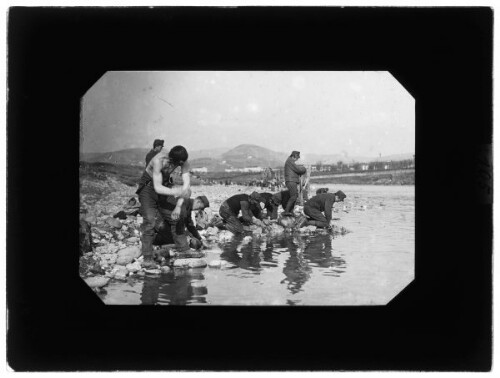 In Kriegsgefangenschaft, Wäsche waschen an der Etsch im Lager Verona