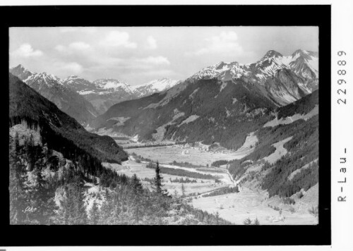 [Elbigenalp im Lechtal gegen Lechtaler Alpen mit Peischelspitze und Allgäuer Alpen mit Rothornspitze / Ausserfern / Tirol]
