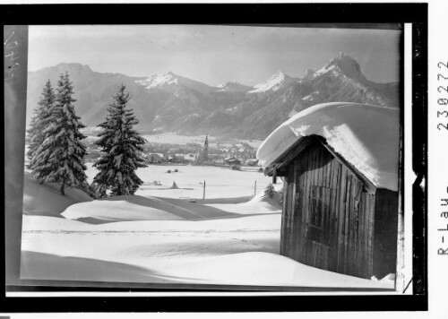 [Breitenwang und Reutte im Ausserfern gegen Tannheimergruppe mit Hahnenkamm und Gehrenspitze / Tirol]